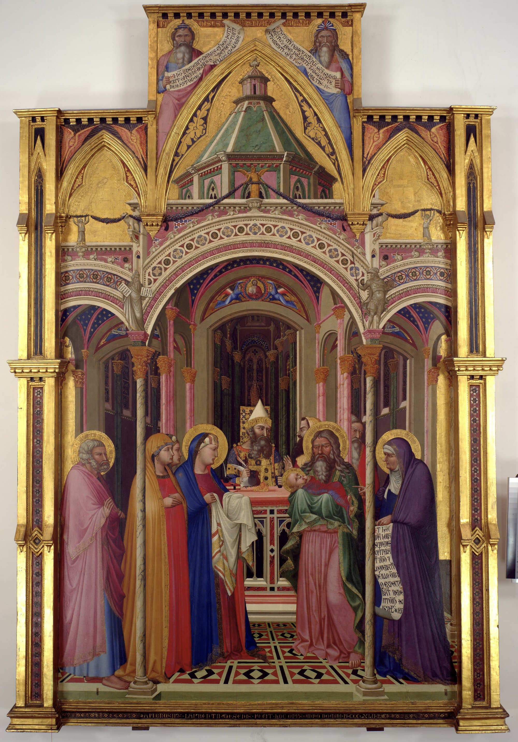 A tall gilded altarpiece with pointed arches over a pink and gold temple interior, where a bearded old man in a green mantle holds the swaddled infant beside an altar, a woman in a blue mantle stands across from him with a cloth, a priest sits behind the altar, and at the right an old woman in a purple mantle holds an unrolled scroll, with two prophets holding scrolls in the gable above.